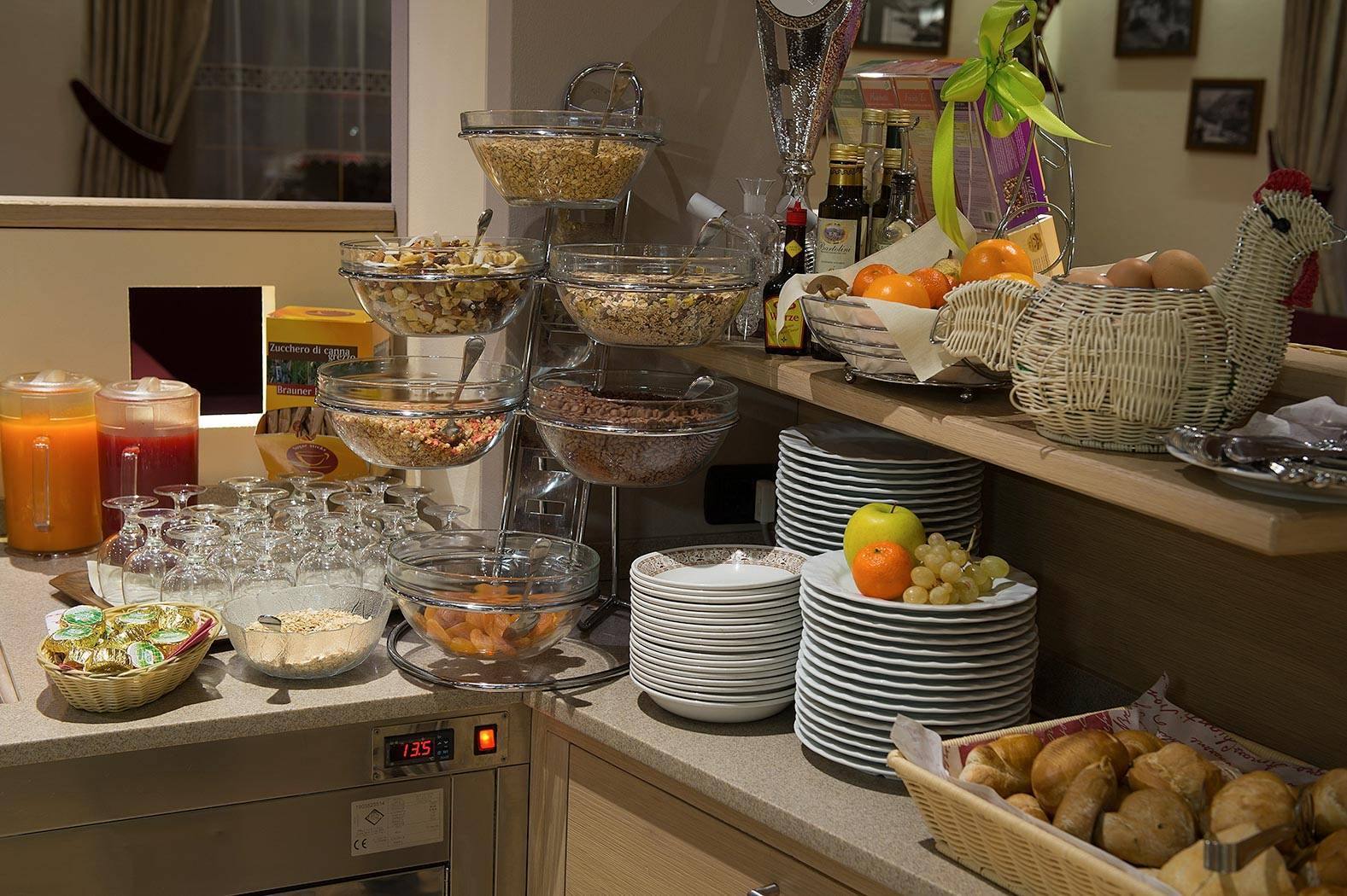 Il buffet della colazione con succhi, frutta e dolci