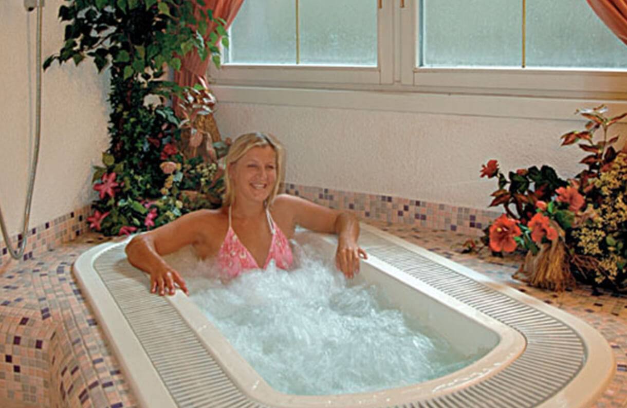 La vasca idromassaggio del wellness Punto Vita