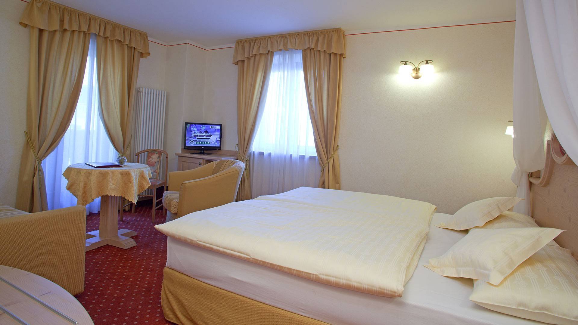 Junior Suite Benessere: letto a baldacchino