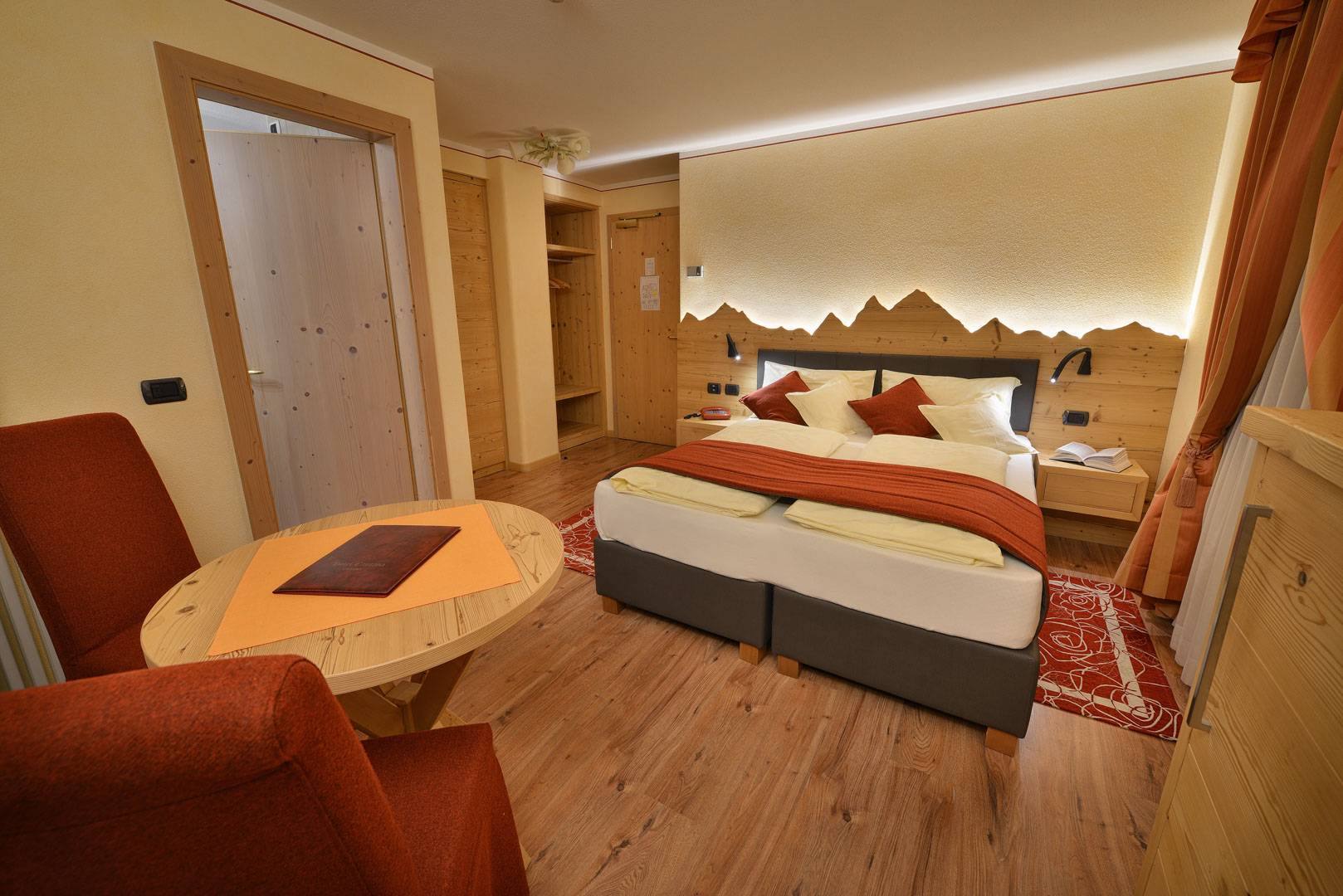 Junior Suite Benessere: tavolino e poltrone