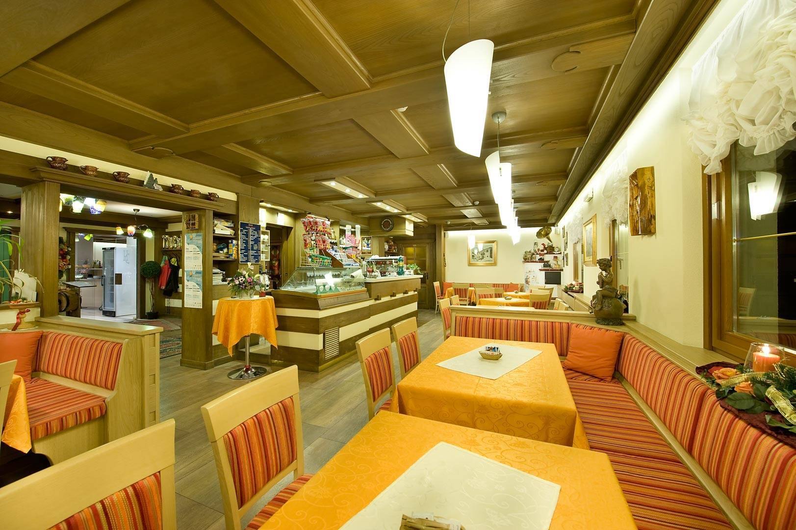 La sala del ristorante con il soffitto in legno