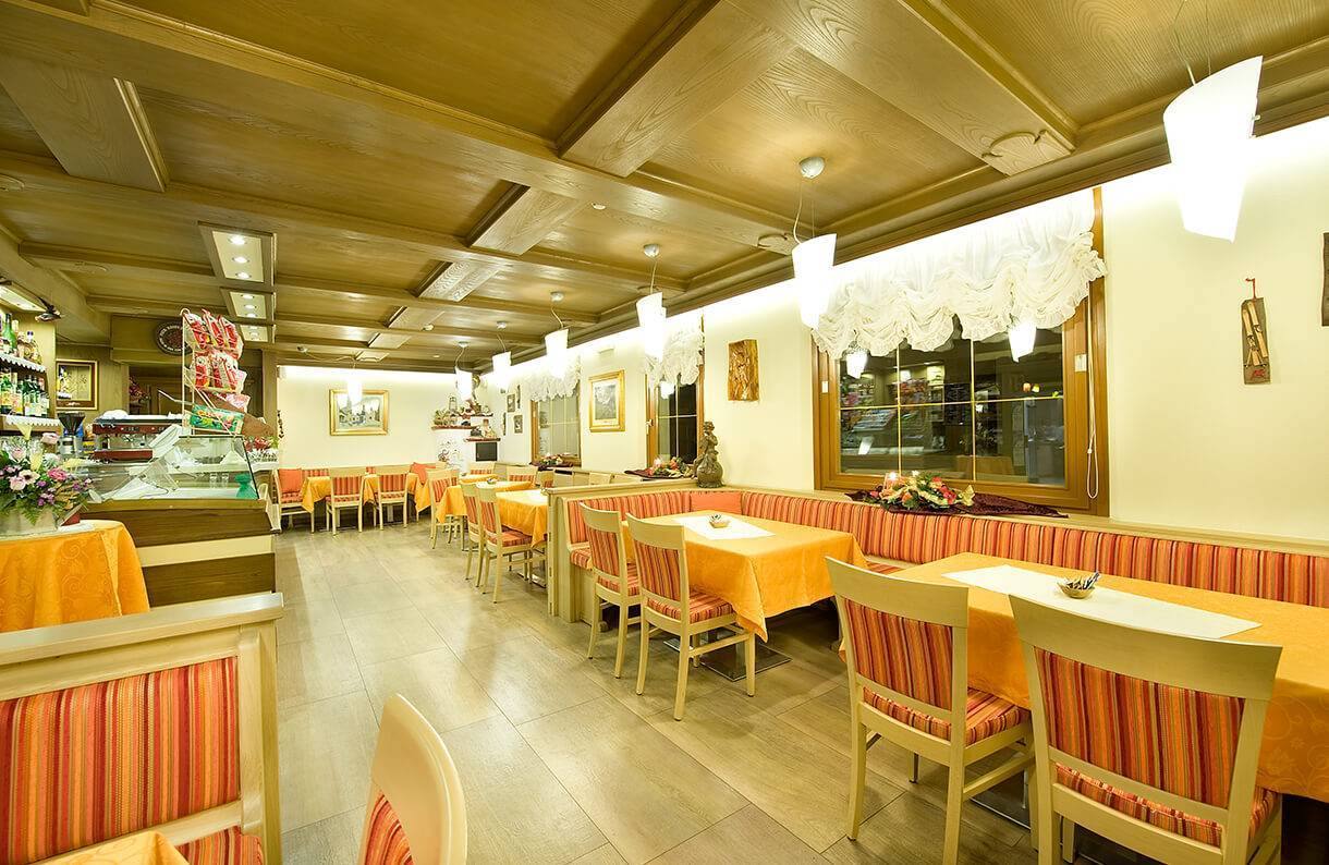 La sala del ristorante con le panche imbottite