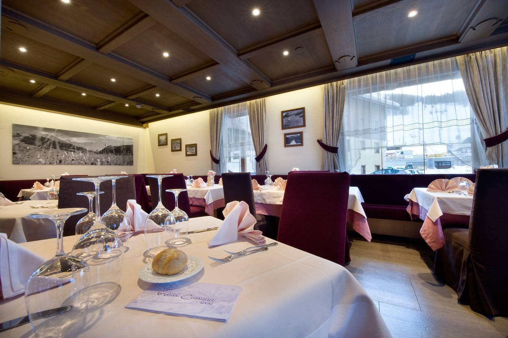 La sala del ristorante dell’Hotel Cassana, luminosa e in stile alpino moderno
