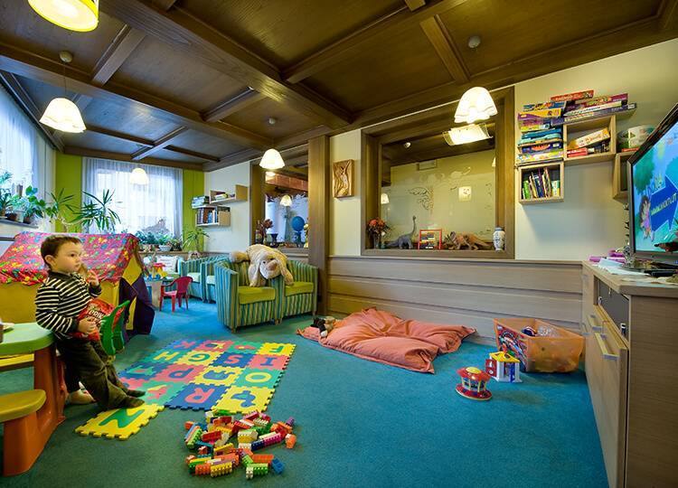 La sala TV con l’angolo giochi per i bambini