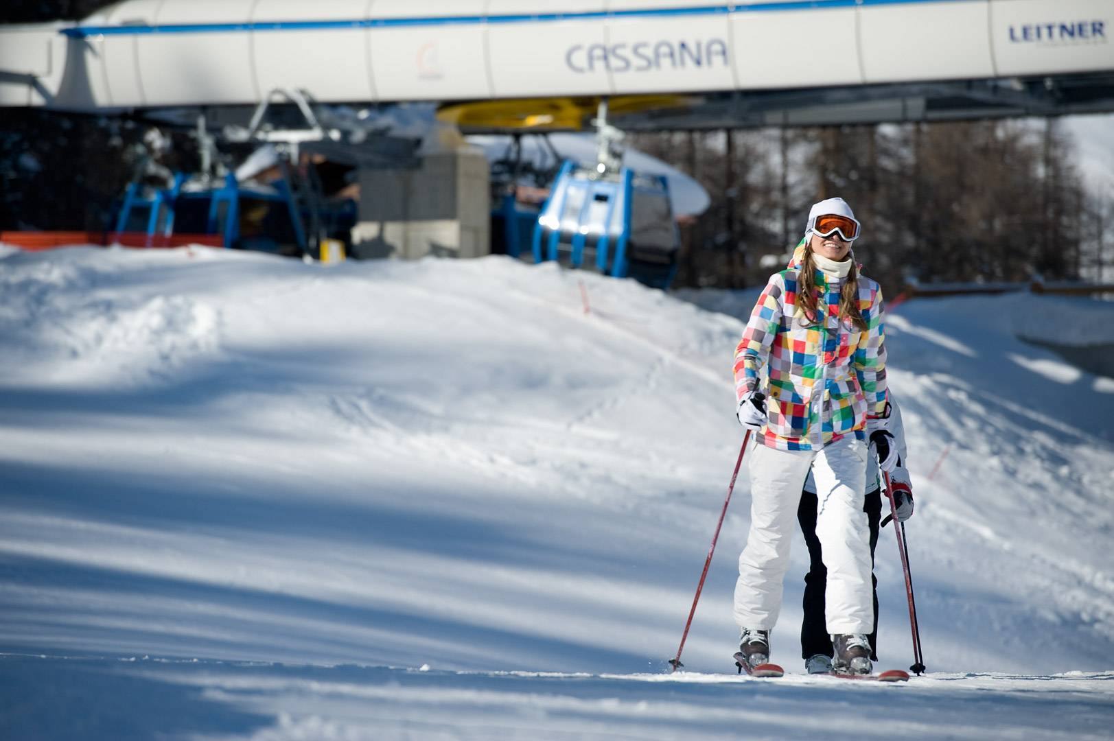 Sciatrice sulla pista davanti alla Telecabina Cassana