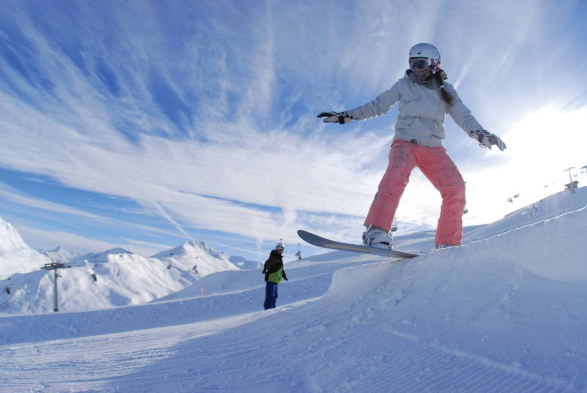 Snowboarder in salto sulla neve di Livigno