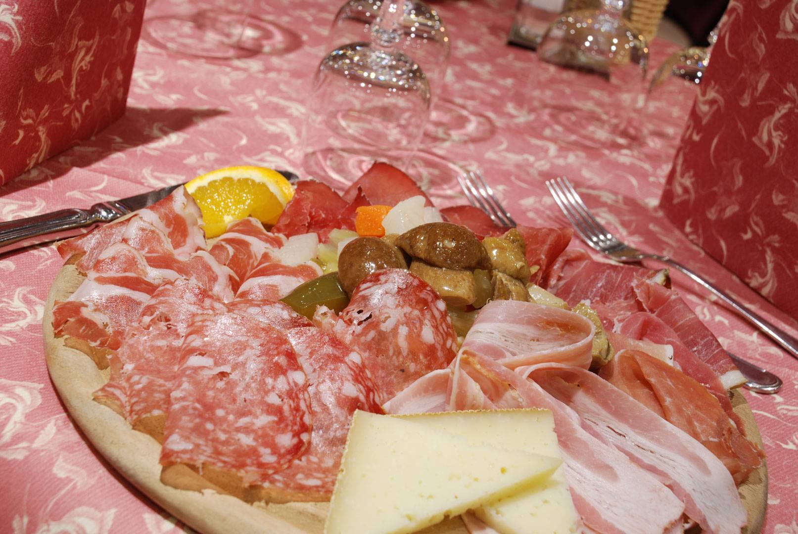 Tagliere di salumi e formaggi valtellinesi