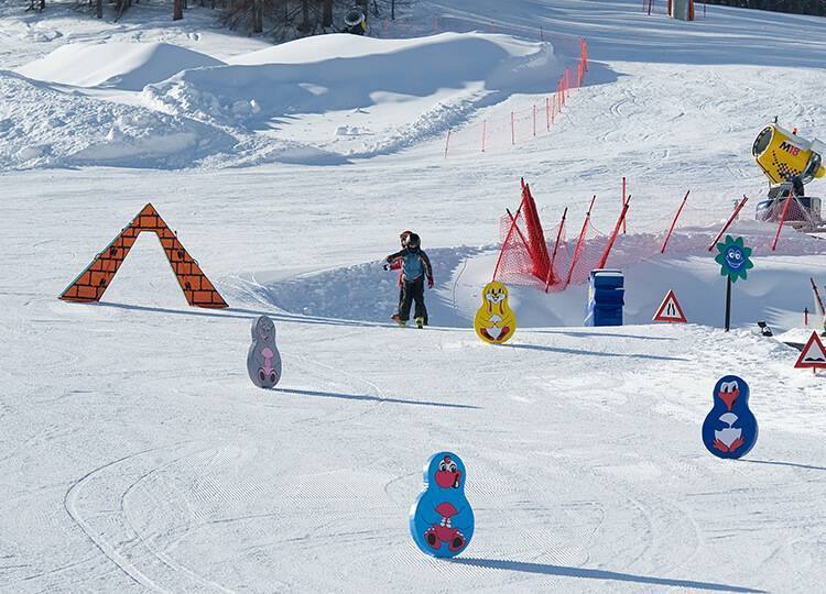 Bambini sul tapis-roulant della neve