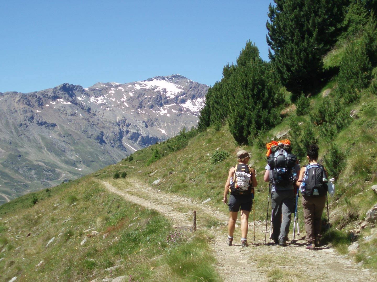 Escursionisti su un sentiero di montagna sopra Livigno